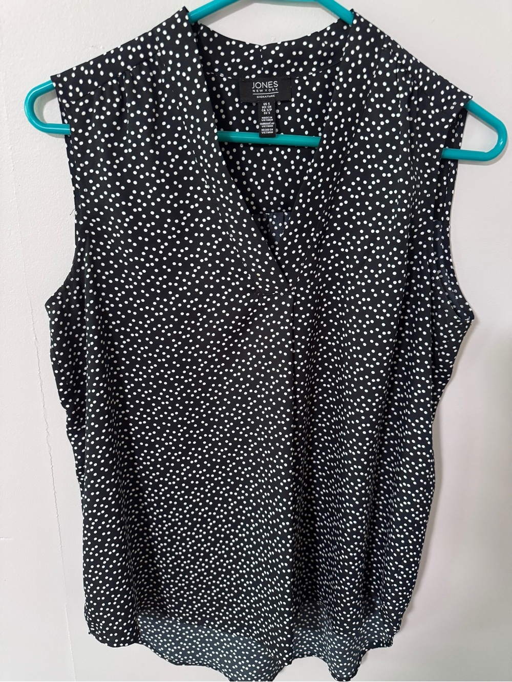 Jones New York Black and White Polka Dot Sleeveless V-Neck Top